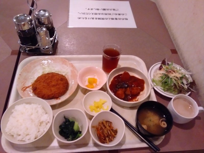 日替わり定食の夕食つき。岡山駅前ユニバーサルホテルに泊まり、コスパが良かったので倉敷でも泊まった。