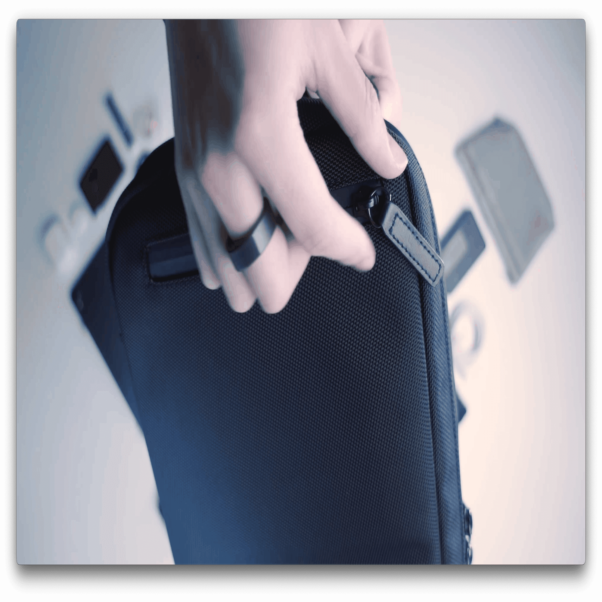 drip HALF DAYPACK Ver.1（バリスティックナイロン） drip | iPadをもっと快適に持ち運ぶバッグ「HALF DAYPACK」レビュー
