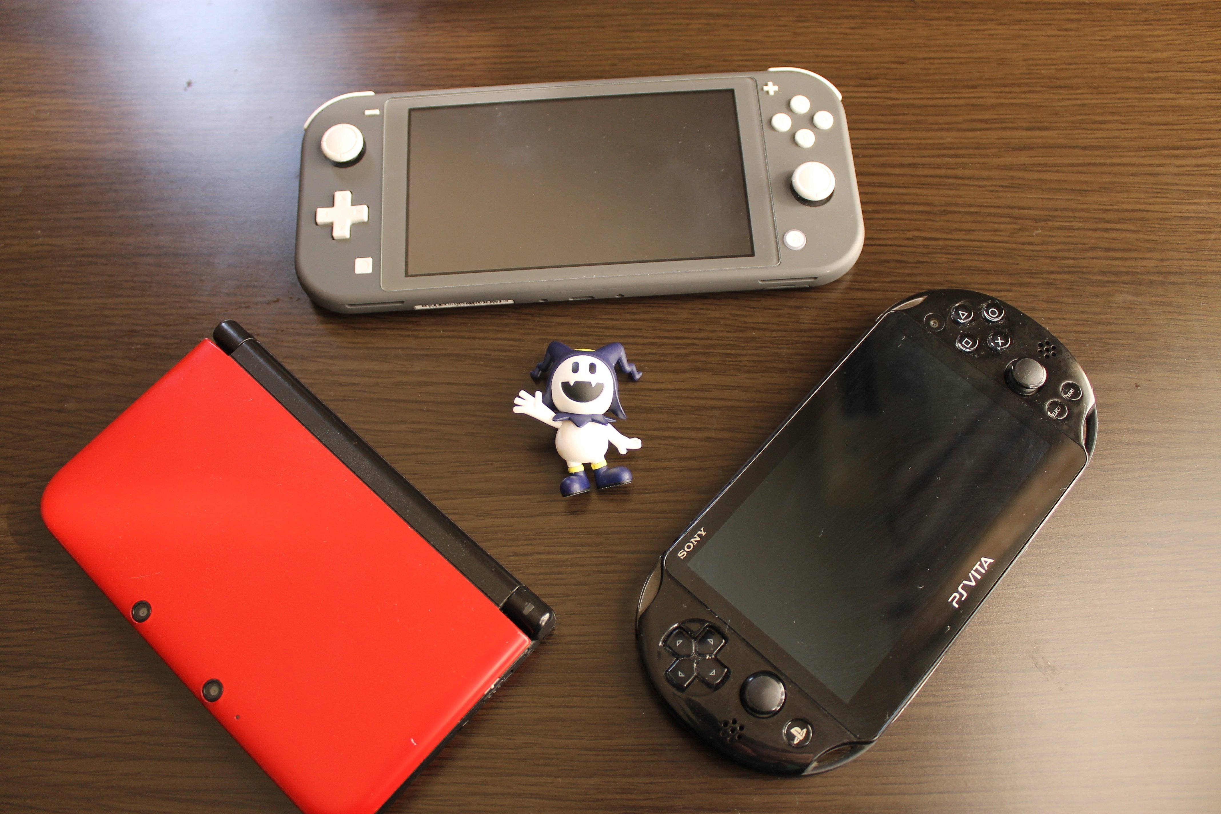 psvita 本体　充電コード　16GBメモリーカード付 PS Vita本体 16GBメモリーカードソフト付き