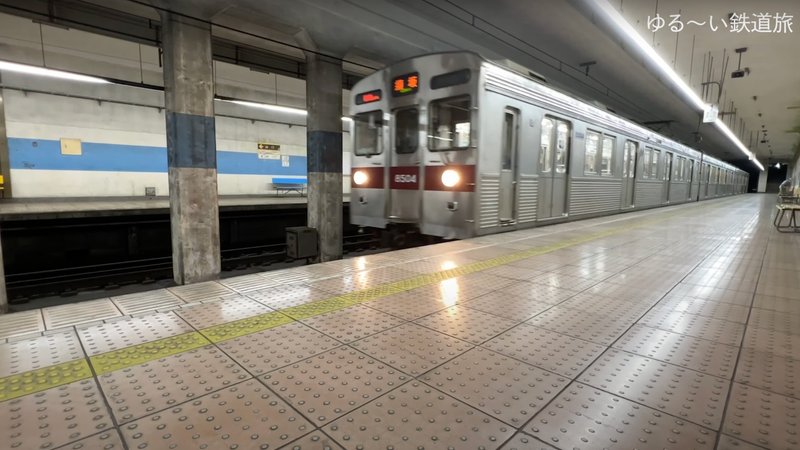 善光寺下駅に入線する電車