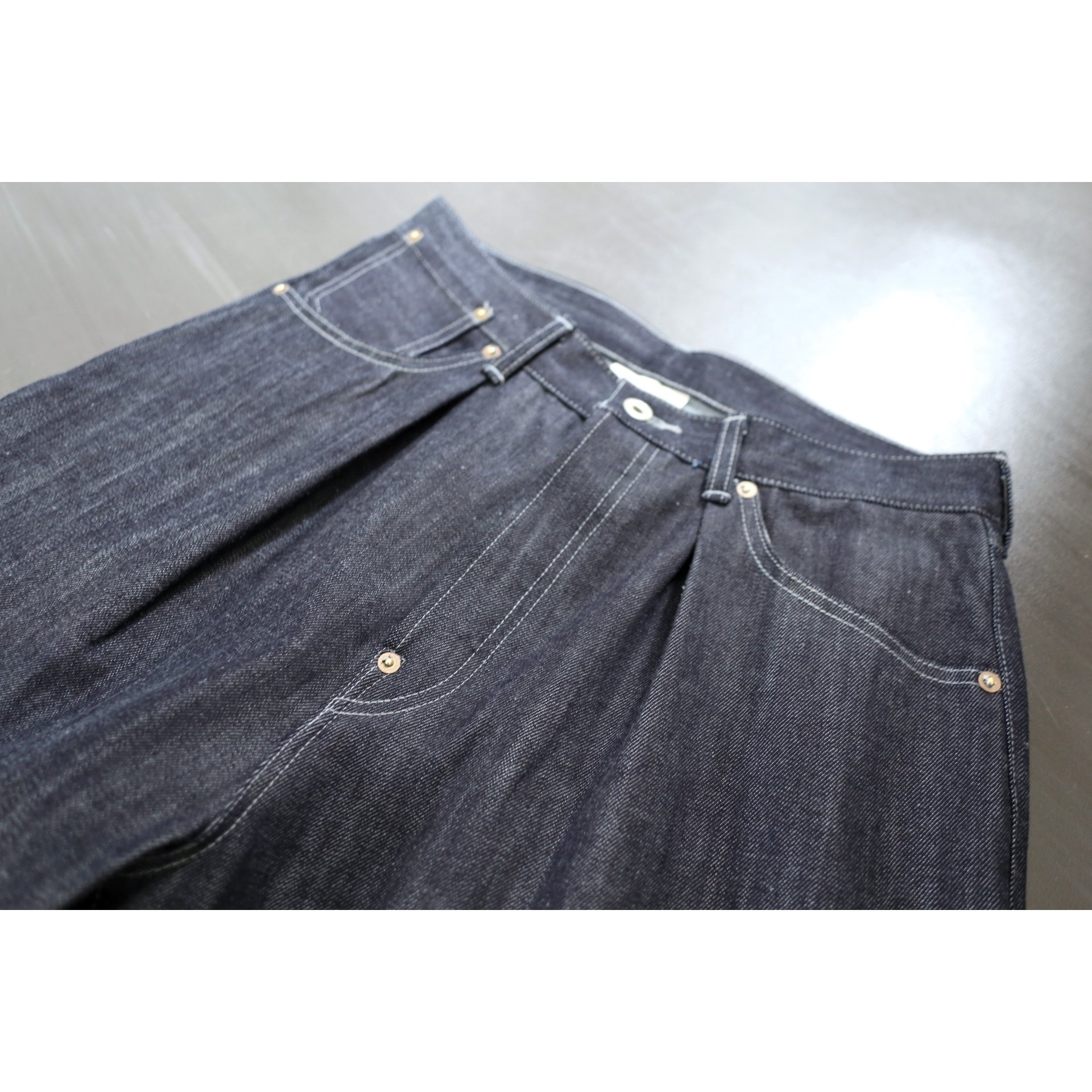 refomed(リフォメッド) -RIGHT HANDED DENIM PANTS- ラフに端正な