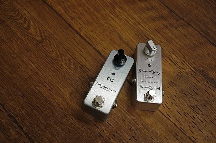 坂本夏樹さんによる、One Control LITTLE GREEN BOOSTERと 坂本夏樹さんによる、One Control LITTLE GREEN BOOSTERと