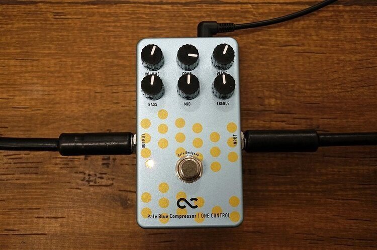 大人気のコンプレッサー、One Control Pale Blue compressorを