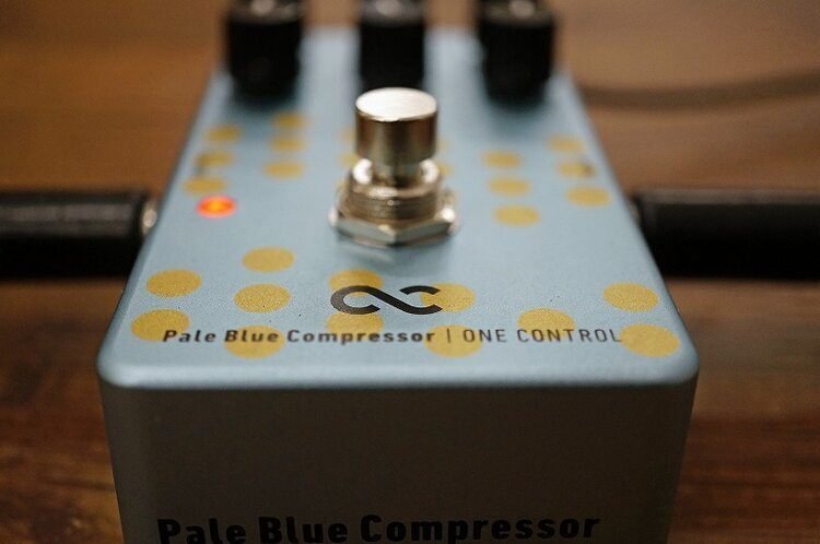 大人気のコンプレッサー、One Control Pale Blue compressorを坂本夏樹 大人気のコンプレッサー、One Control Pale Blue compressorを坂本夏樹
