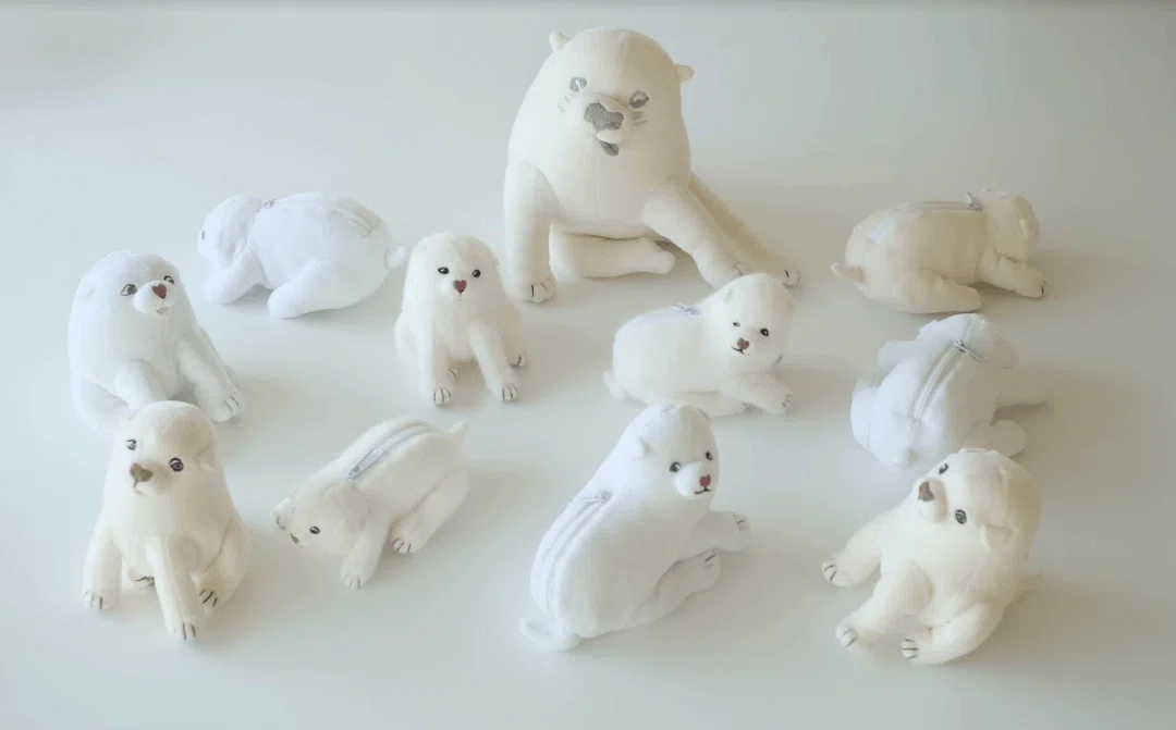 仲よくじゃれあう応挙犬ポーチ｜#江戸わんこシリーズ④｜フェリシモ