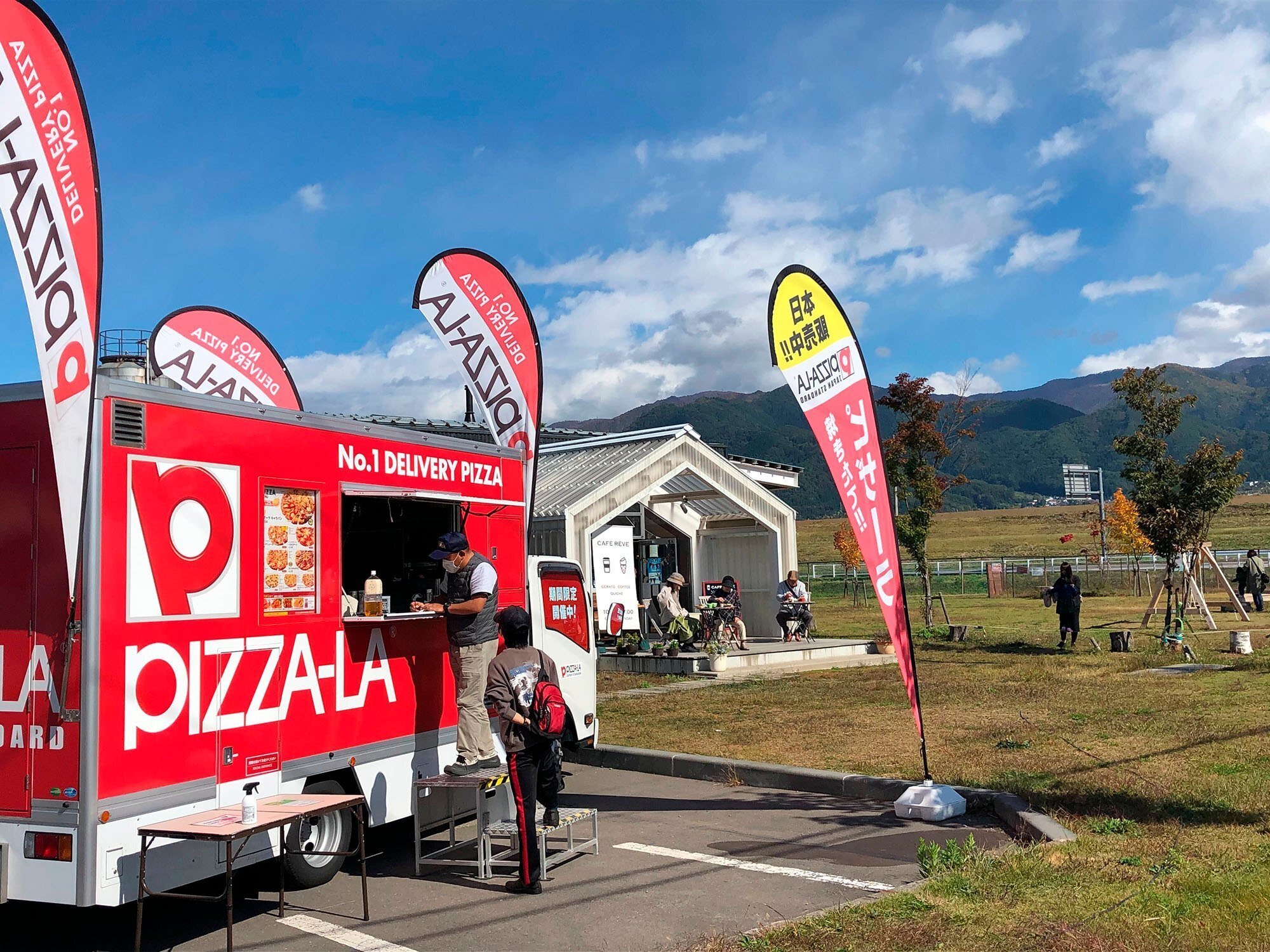 ついに実現！社員が地元凱旋で『地産地食』のピザを販売！｜フォー