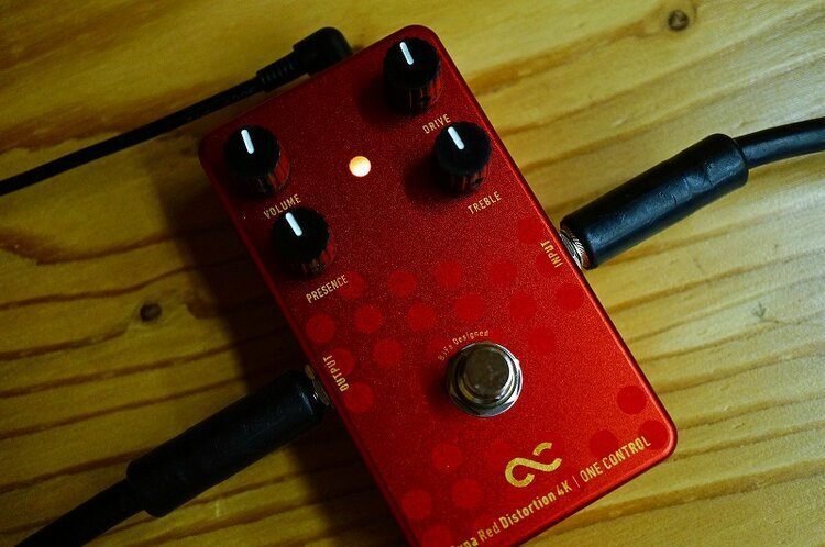 伝説のディストーションが今、新たに降臨。坂本夏樹さんによるDyna Red