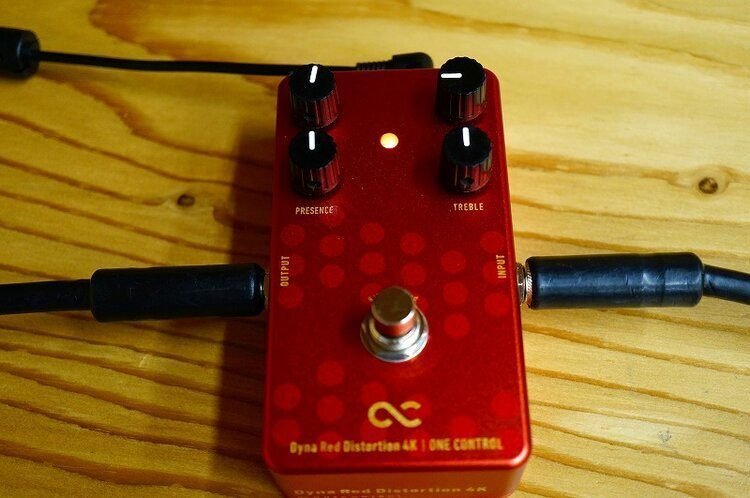 伝説のディストーションが今、新たに降臨。坂本夏樹さんによるDyna Red