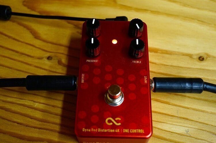 伝説のディストーションが今、新たに降臨。坂本夏樹さんによるDyna Red