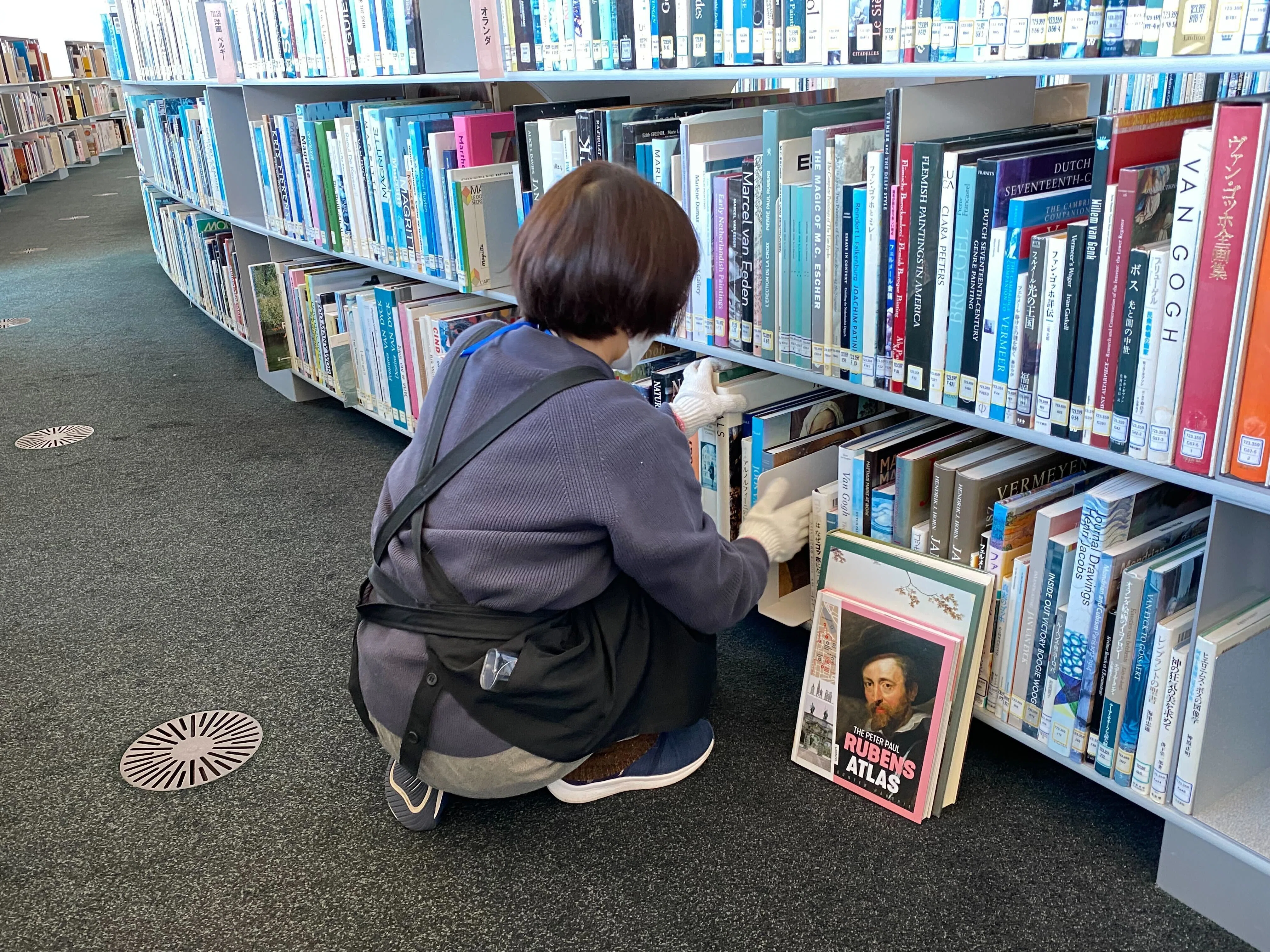 Inside the library while it's closed｜多摩美術大学図書館