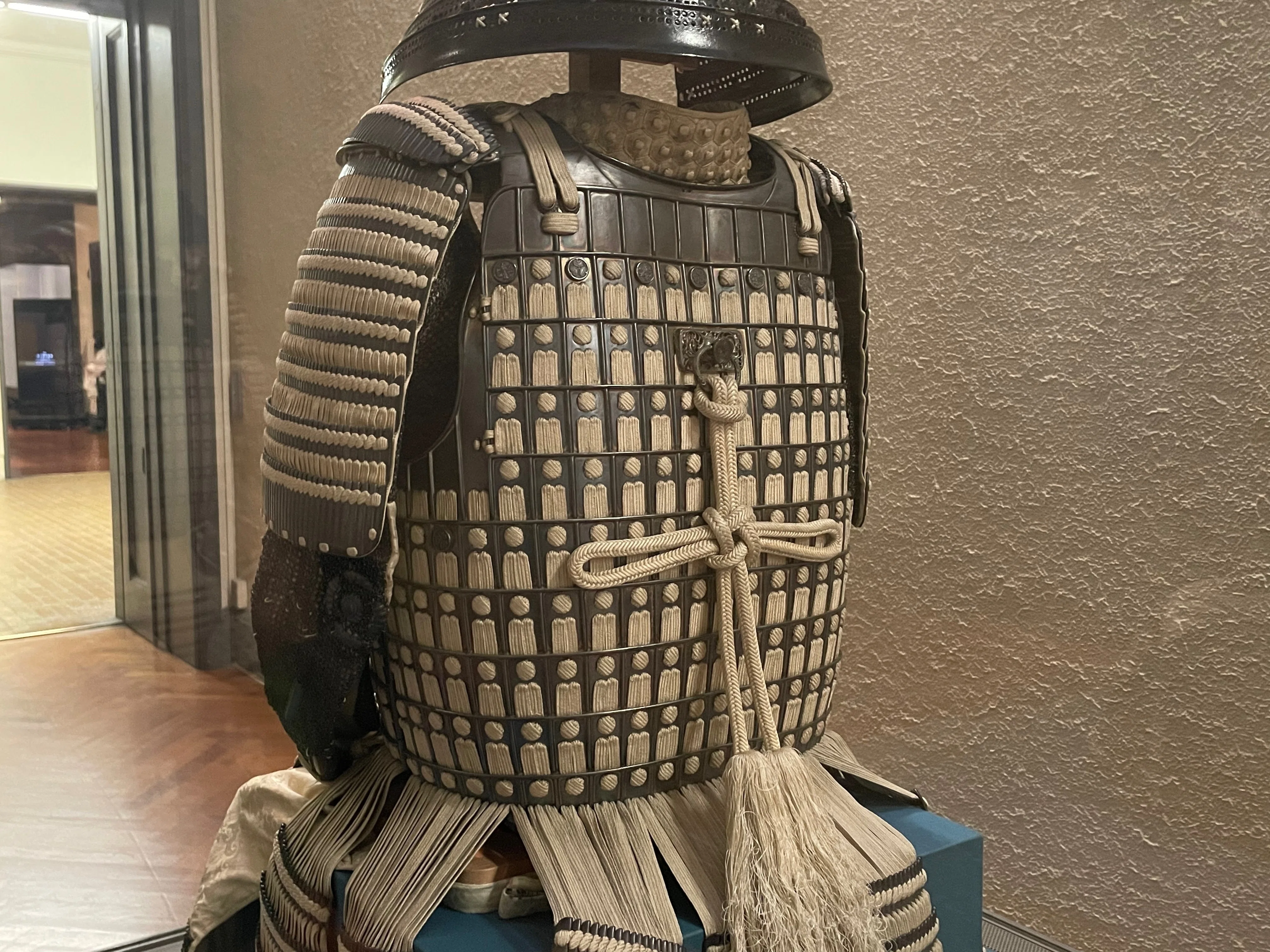 名工 甲冑師 加藤一冑 作　小堀遠州公　椎像蛇の目前立兜遠州流茶道　茶道具共箱 茶人・小堀遠州が戦国武将だったって、ほんとだったんだ！｜かわかわ