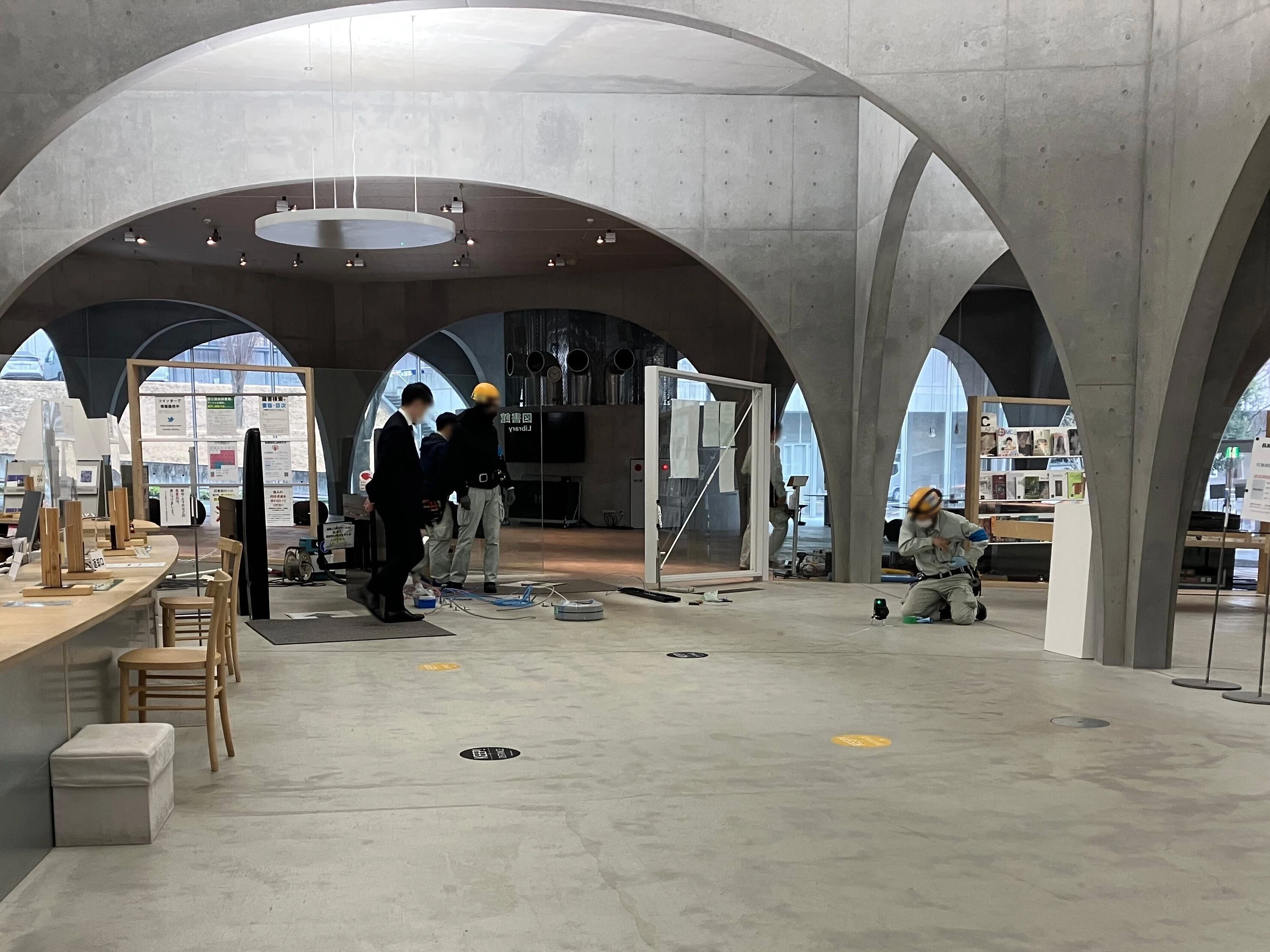 閉館中の図書館のなかでは｜多摩美術大学図書館