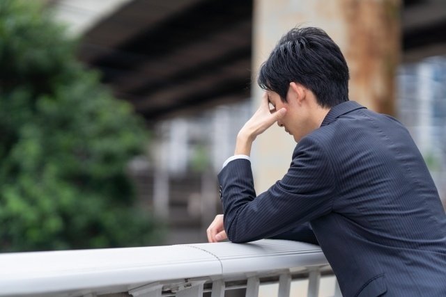 悩む人