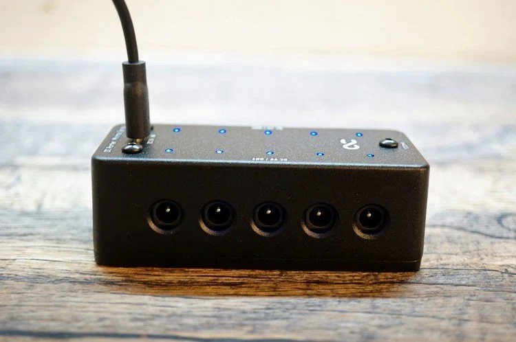 モバイルバッテリーからエフェクターに電源供給可能!人気のOne モバイルバッテリーからエフェクターに電源供給可能!人気のOne