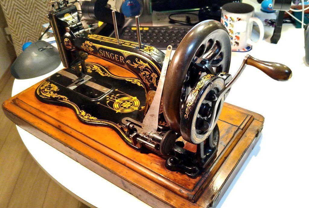 かなり古いミシンになります。