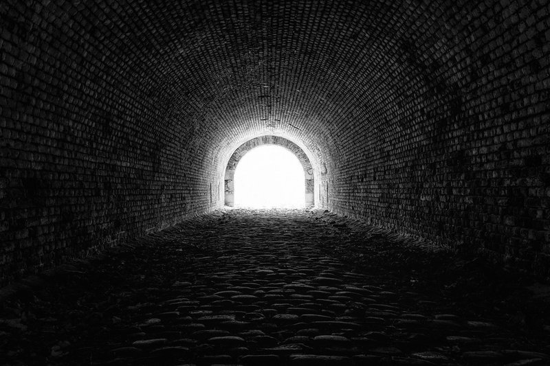 トンネルの中から外へ