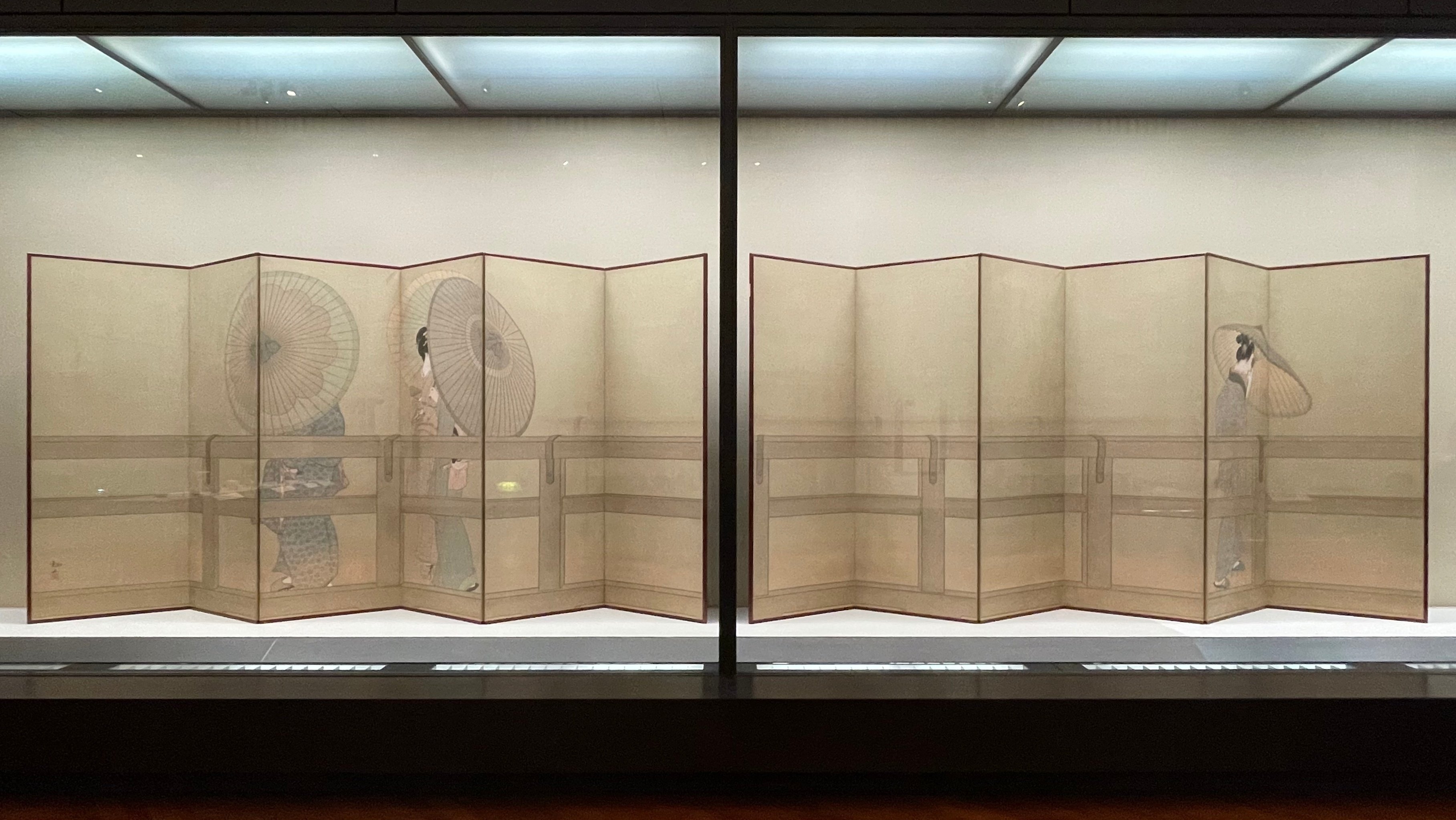 すれ違う美しい4人の女性たちの一瞬をドラマチックに切り取った下村