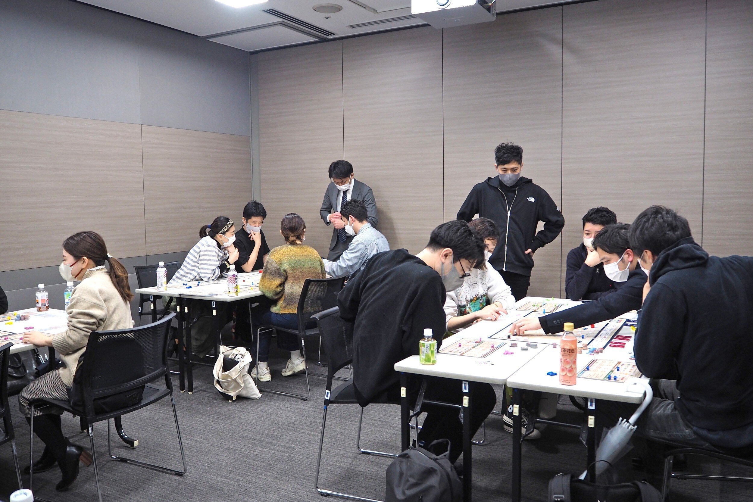 部長研修で「松下幸之助〈理念経営〉実践ゲーム」に挑戦!チーム 部長研修で「松下幸之助〈理念経営〉実践ゲーム」に挑戦!チーム