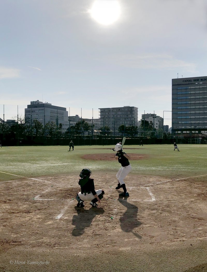 公共の野球場で、子どもたちが野球を楽しんでいる写真です。