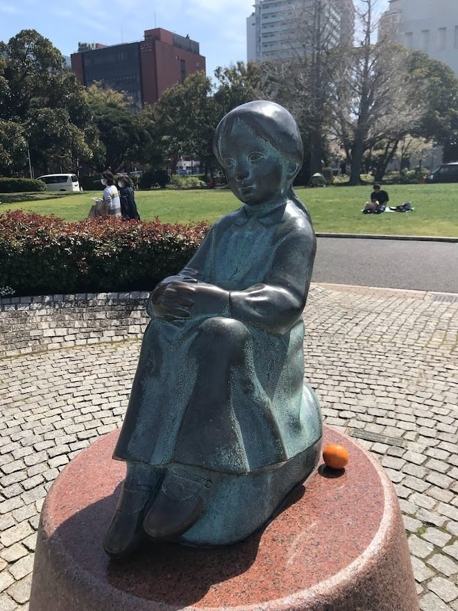 三体の赤い靴はいてた女の子像。横浜、麻布十番、そして函館