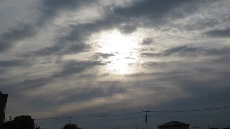 朝の空を覆う波状雲｜雲仙人｜note