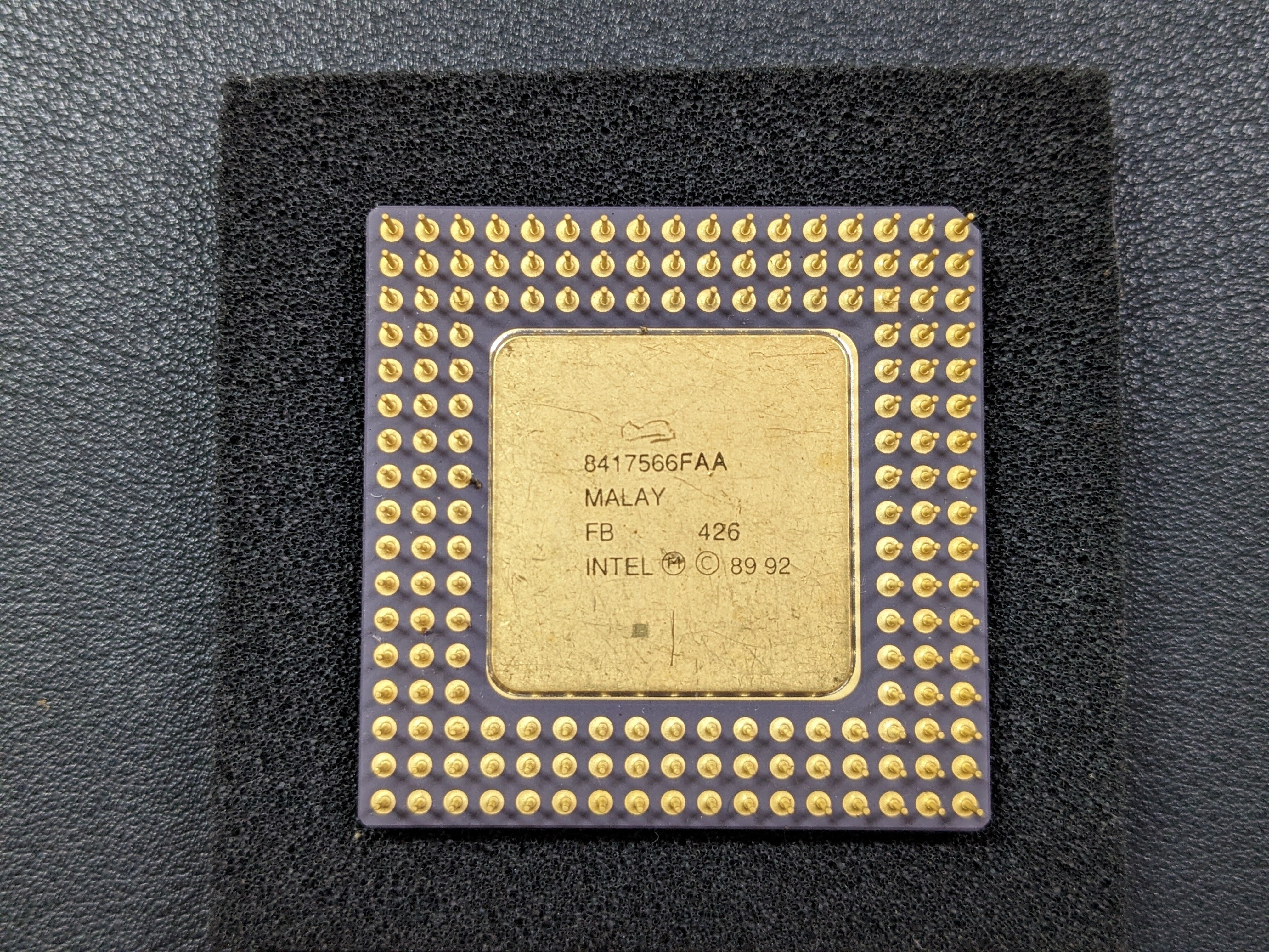 希少な現物CPUで作ったキーホルダー、サイドピンの'intel i486 SX