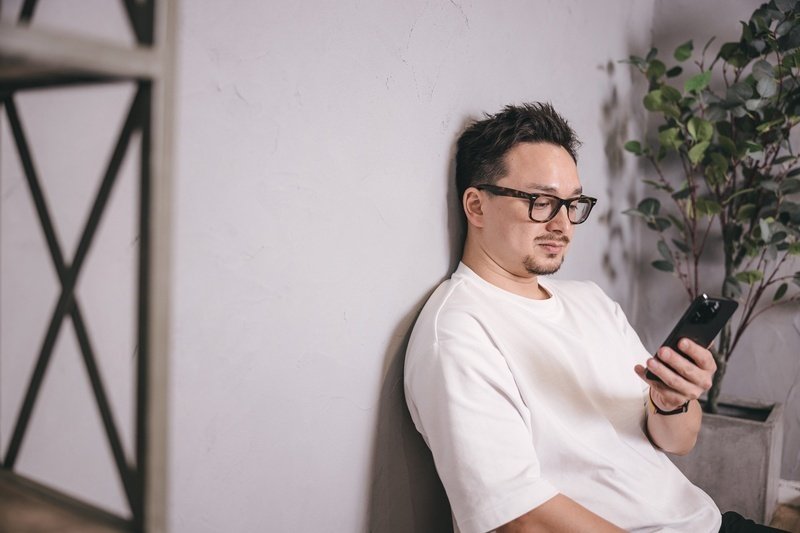 連絡をする男性