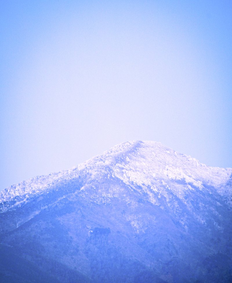 富士の高嶺に降る雪も…京都先斗町に 降る雪も雪に変りは ないじゃなしなんていう小唄？があったそうですけれど。えぇ　富士山でもないし京都でもないけれど。再びの冷え込みで丁度お山の上の方が雪化粧をしましたので。