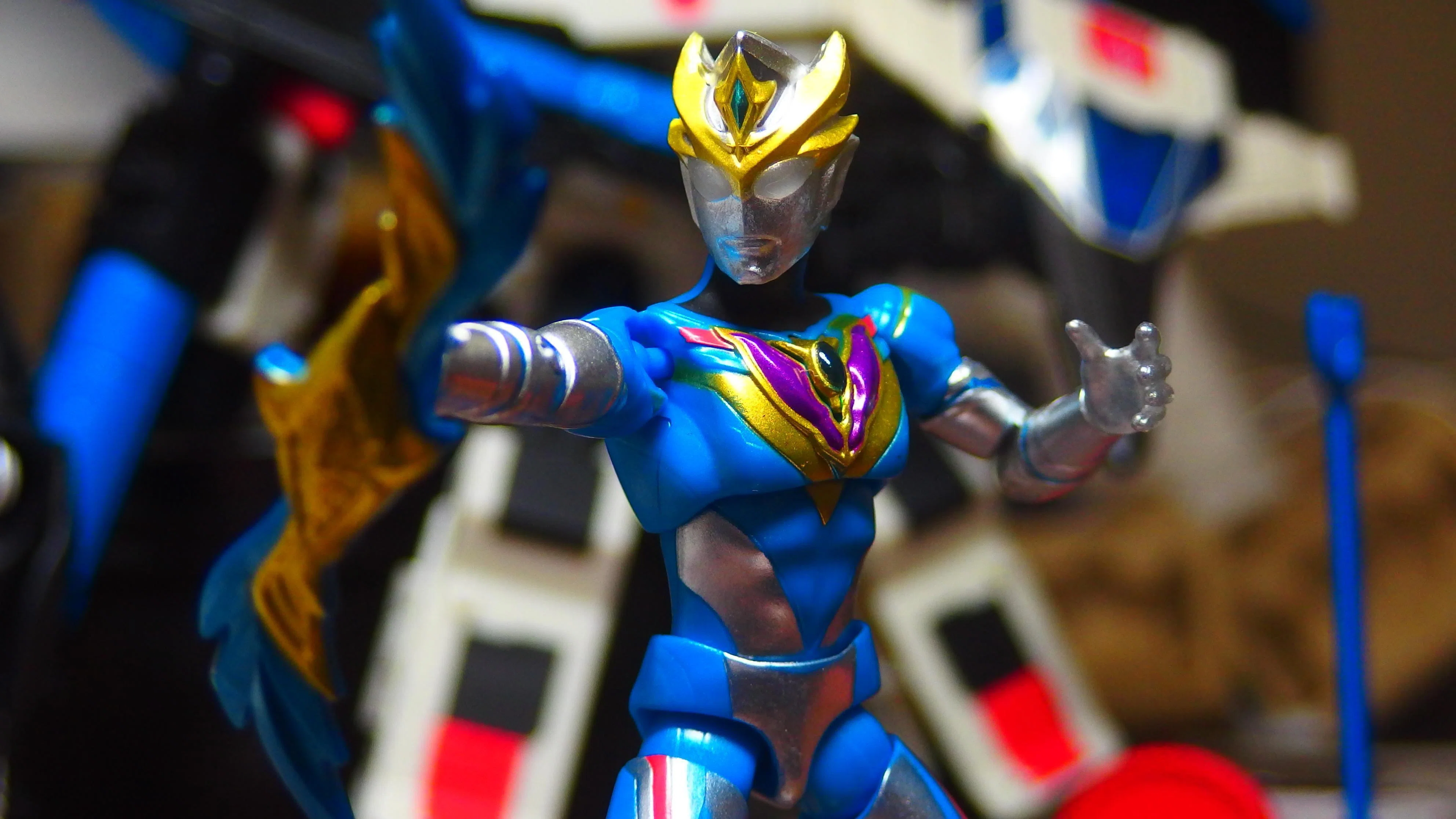 ウルトラマンフィギュア 4体セット　メーカー不明 Amazon.co.jp: [バンダイ(BANDAI)] サウンド×アクション 叫ぶ
