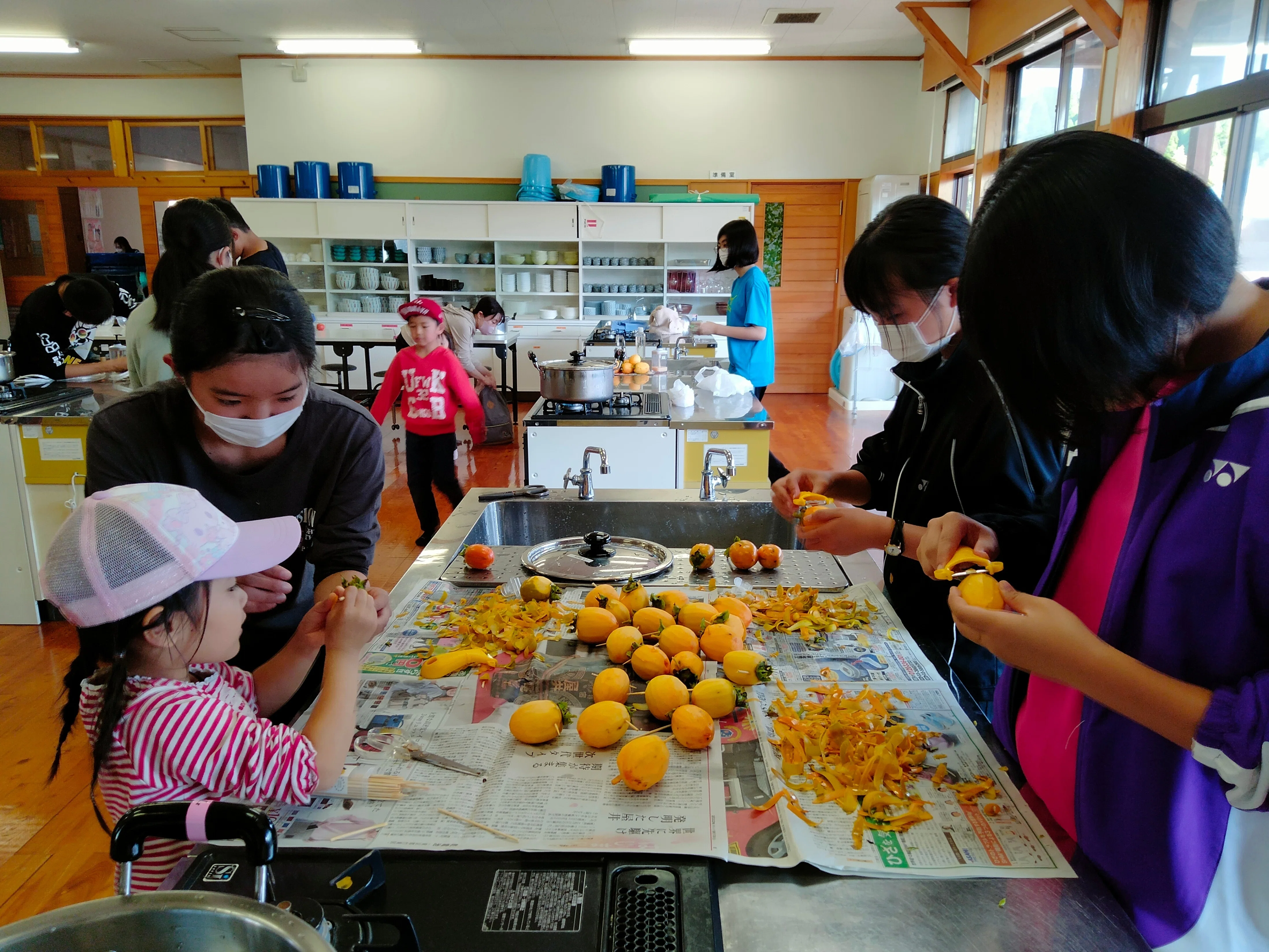 俵万智さん、寮の干し柿を食べる！｜学びの森note【宮崎県立五ヶ瀬中等
