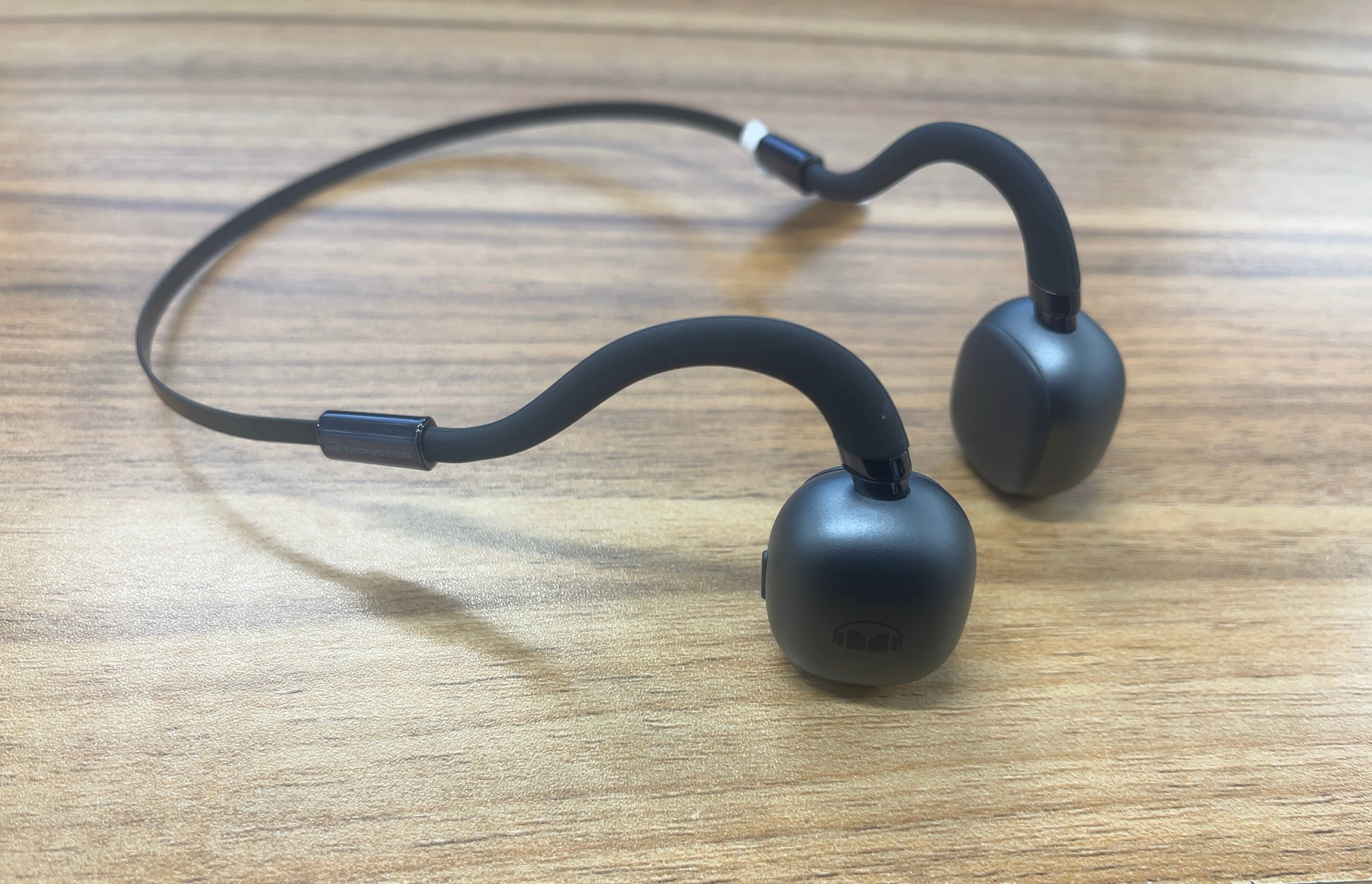 耳を塞がず、いつまでも音楽を。MONSTER骨伝導イヤホン｢OPEN EAR HP｣を