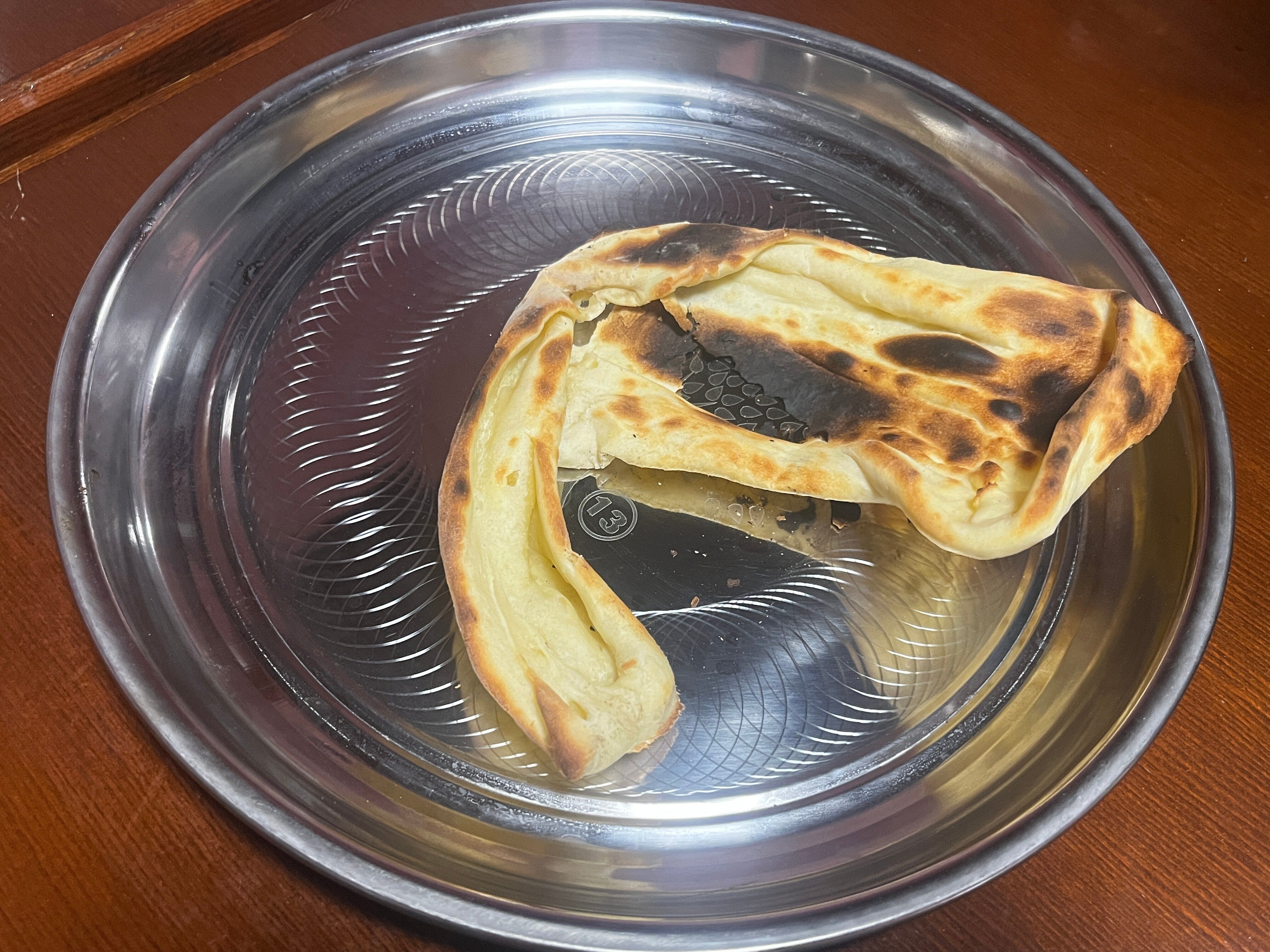 タンドールと共に寝起きする合宿で、短時間でナンを上手に焼けるように