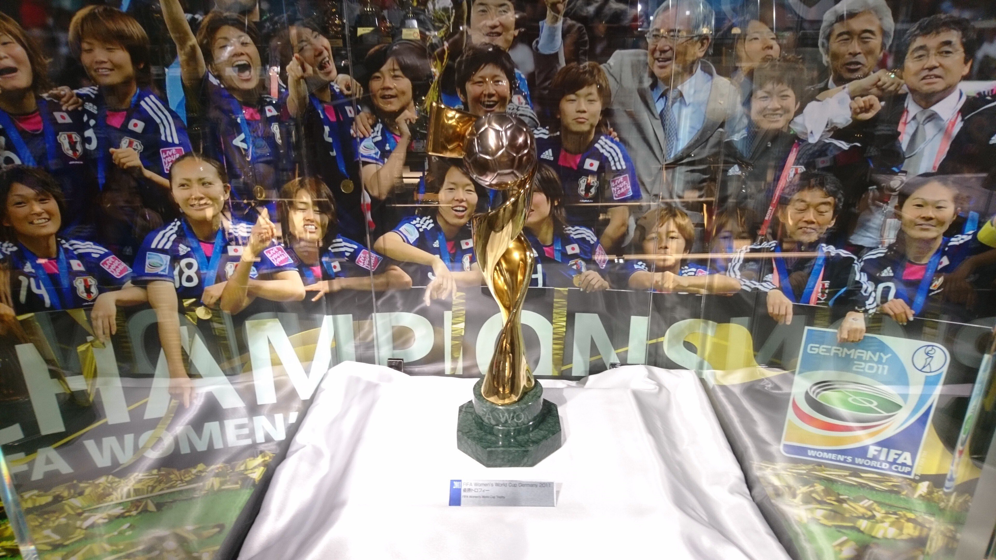 大特価!! なでしこジャパン サインボール ワールドカップ優勝記念 2011年 サッカーボール