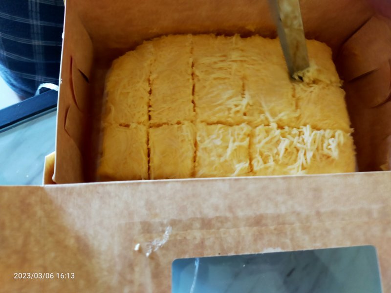 フィリピン菓子:イェマケーキ 卵黄と練乳を使ったクリームのケーキ