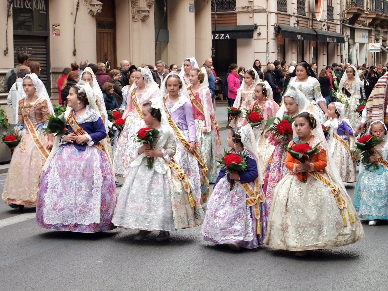 春の到来 バレンシアの火祭りを彩る人たち -Las Fallas