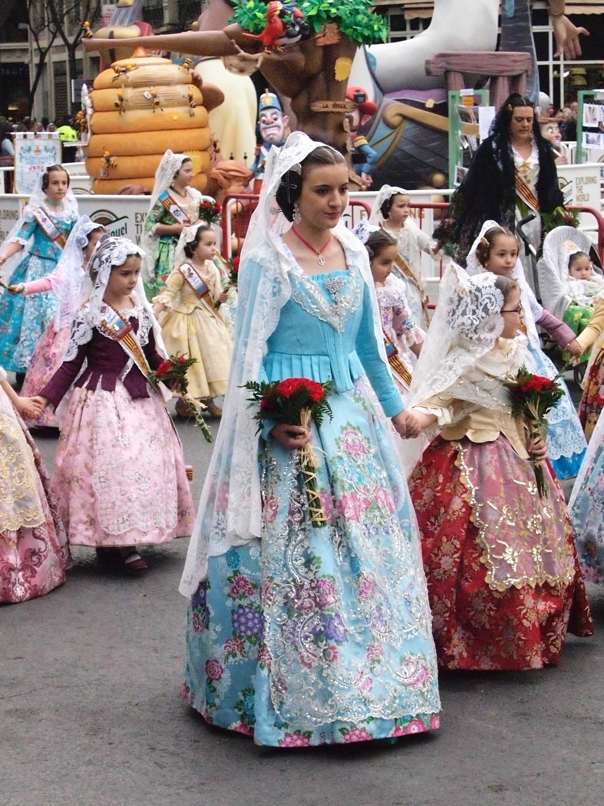 春の到来 バレンシアの火祭りを彩る人たち -Las Fallas