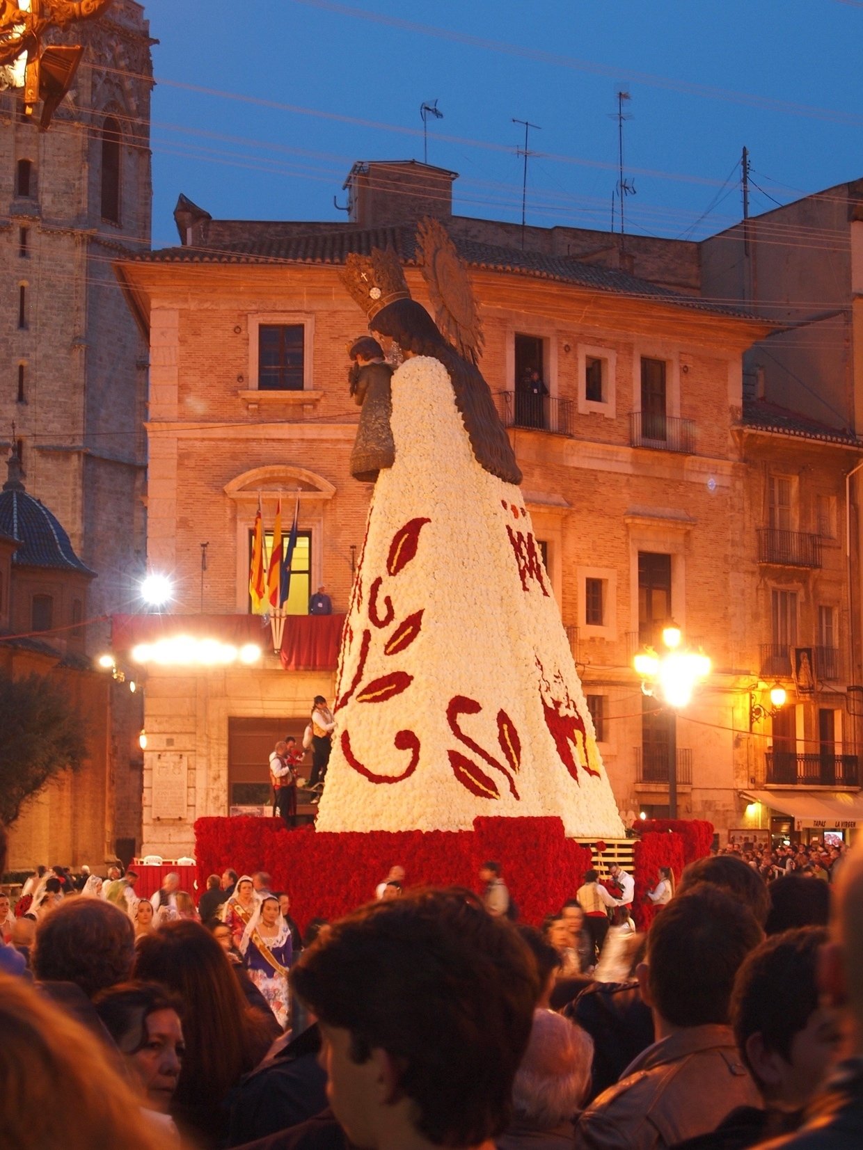 春の到来 バレンシアの火祭りを彩る人たち -Las Fallas