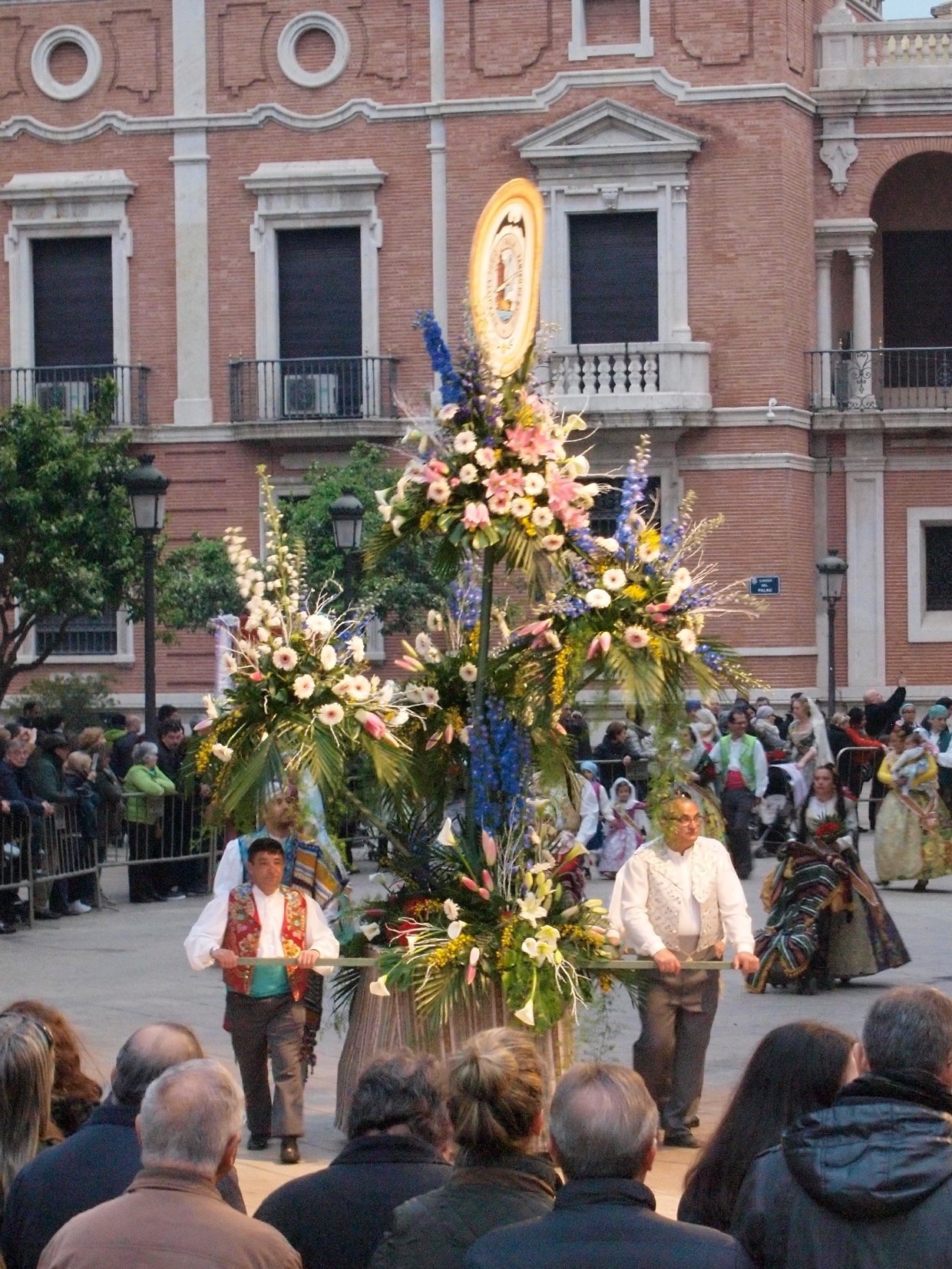 春の到来 バレンシアの火祭りを彩る人たち -Las Fallas