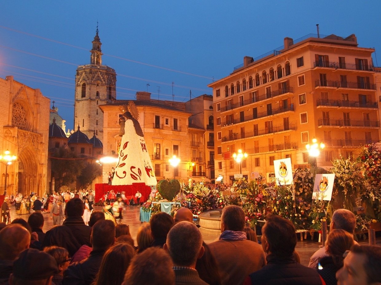 春の到来 バレンシアの火祭りを彩る人たち -Las Fallas