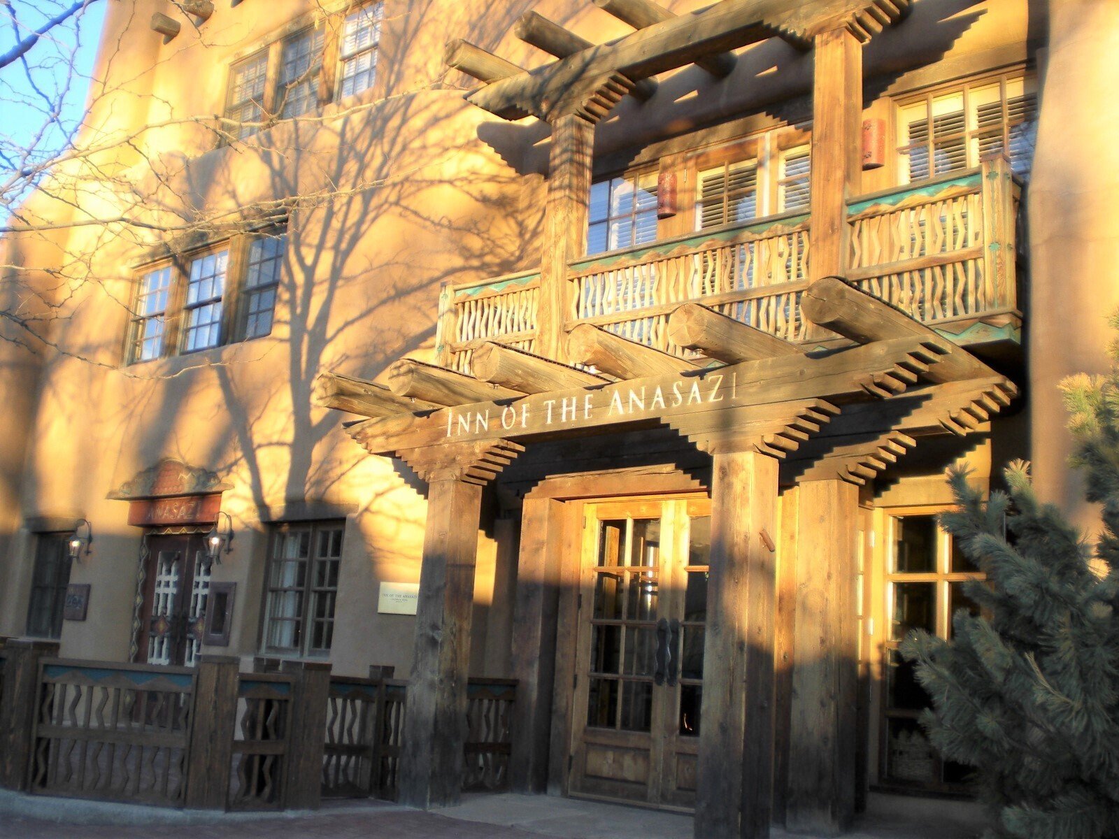 凝灰岩の洞穴とSanta FeのAdobe建築｜谷 俊彦