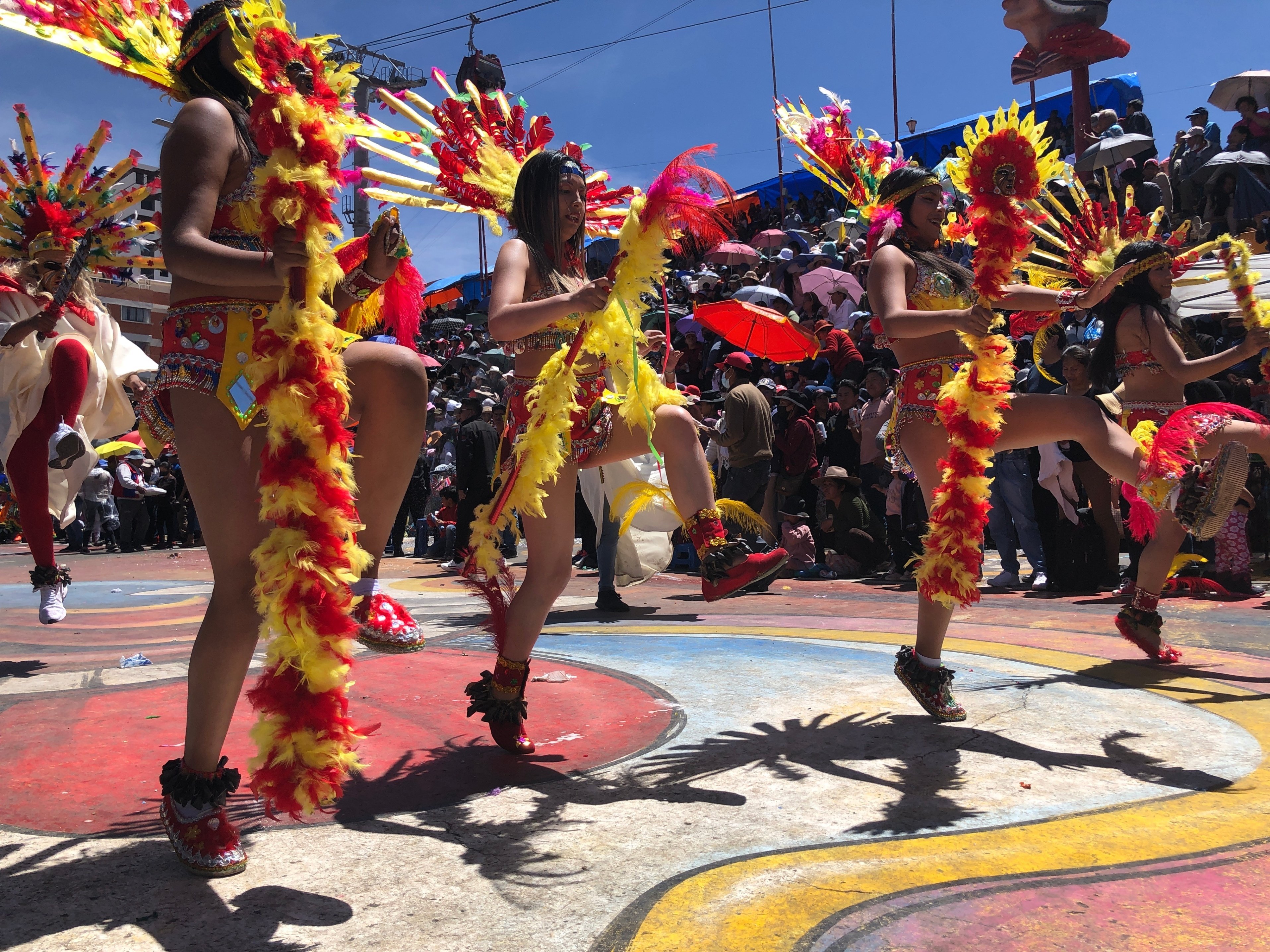 ボリビアのカポラレス踊りのスーツ