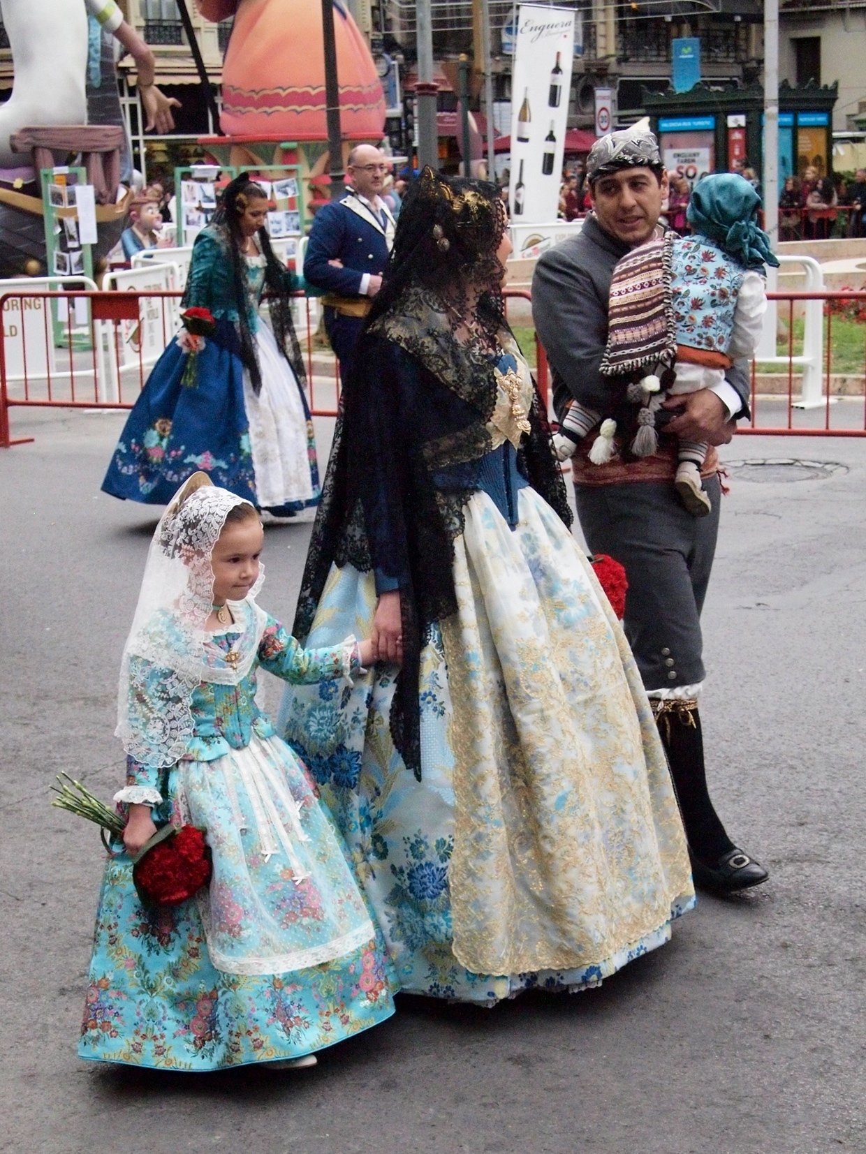 春の到来 バレンシアの火祭りを彩る人たち -Las Fallas