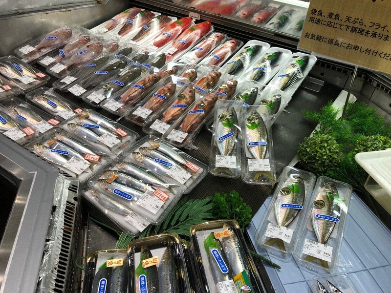 東信水産の荻窪総本店の売り場。赤い魚を配し、彩りを工夫した陳列をしている＝清水憲司撮影