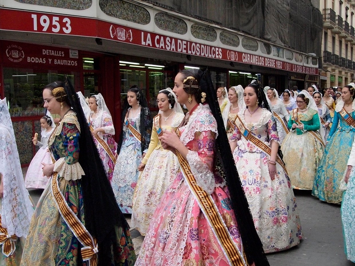 春の到来 バレンシアの火祭りを彩る人たち -Las Fallas