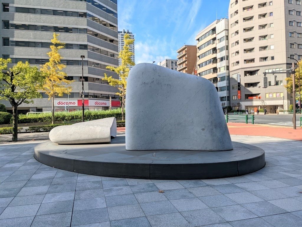 思わず触りたくなる大理石、安田侃の作品【東京編】｜@ART