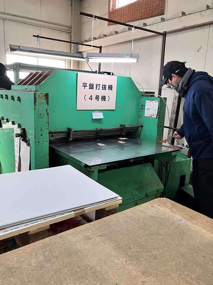 ジグソーパズルをどうやってピースの形で抜いているのか、製造方法を