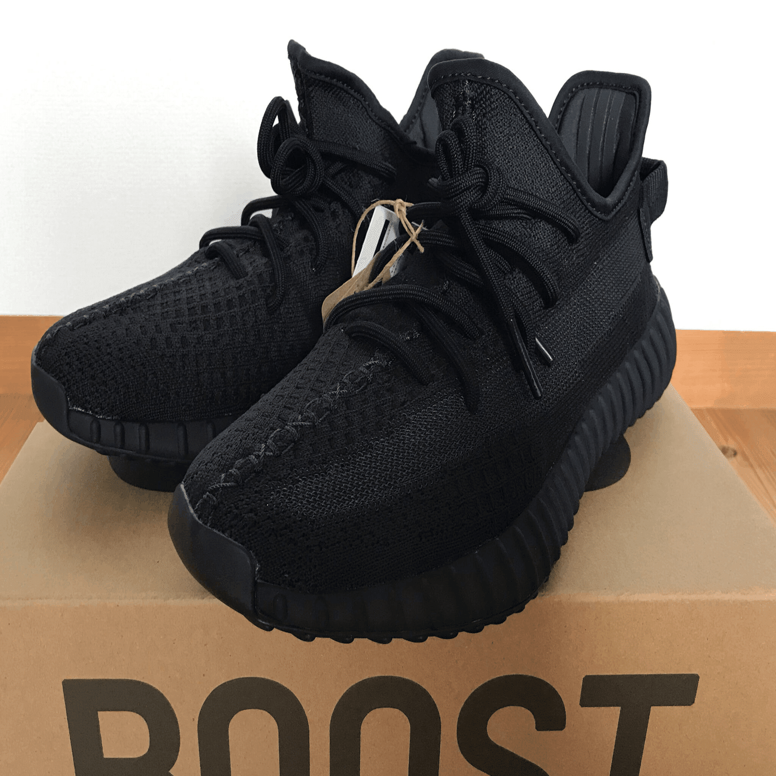レビュー】サイズ感も解説！YEEZY BOOST 350V2 Onyx｜黒羊-BLACK SHEEP-