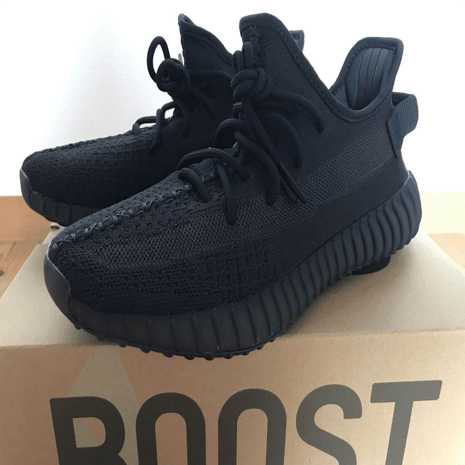 レビュー】サイズ感も解説！YEEZY BOOST 350V2 Onyx｜黒羊-BLACK SHEEP-