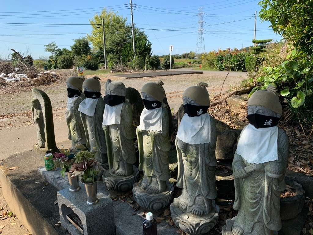 マスクをつけた狛犬・地蔵｜キャプテン村社