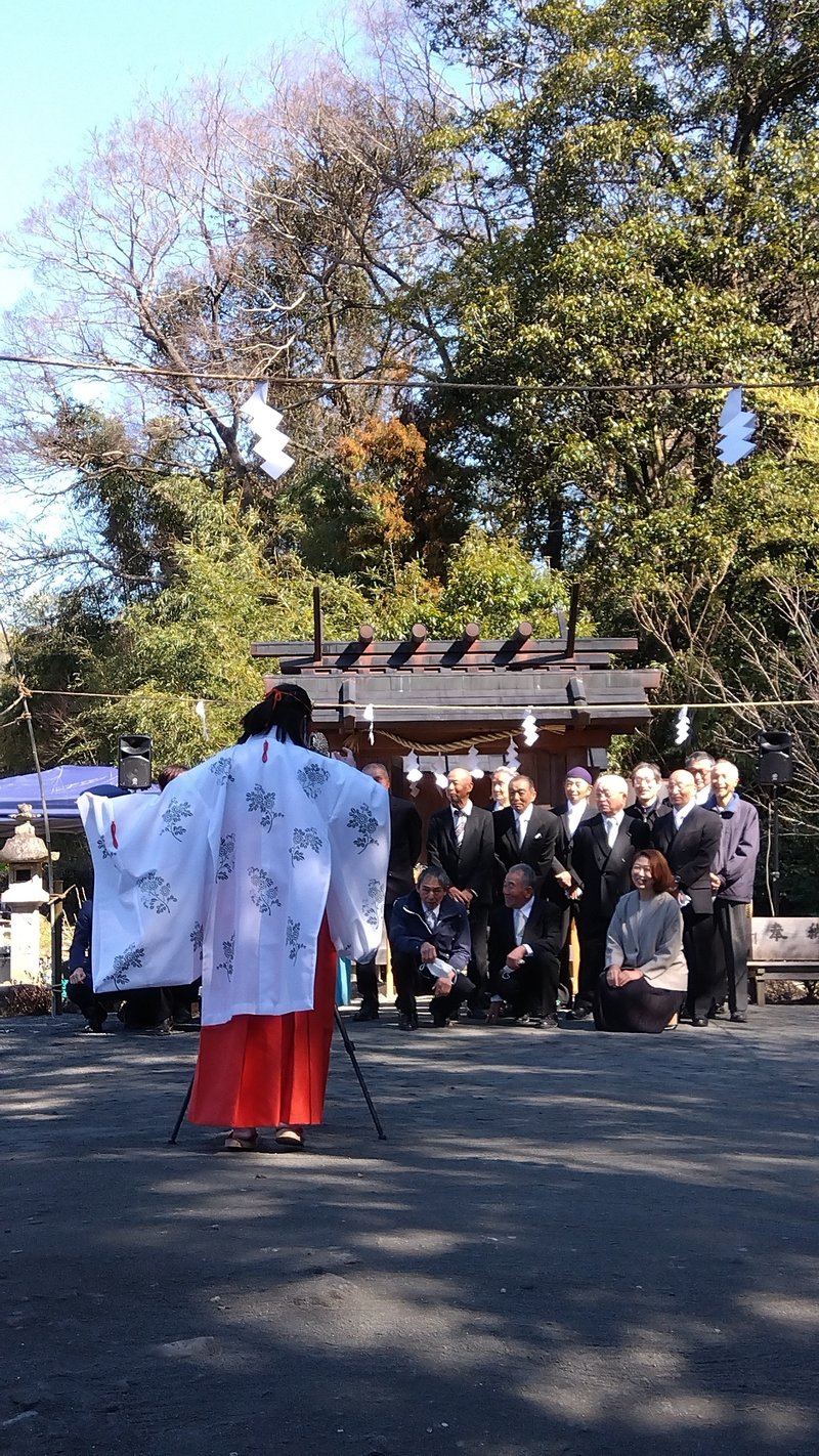 三島瀧川神社境内の景色。例大祭ですのでご挨拶、御神事奉納など行われます。地元氏子の方々の記念撮影風景。巫女舞ころもさんがシャッターを押しに出てきました😊
